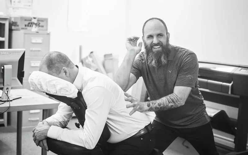 Stoelmassage op locatie in een kantooromgeving