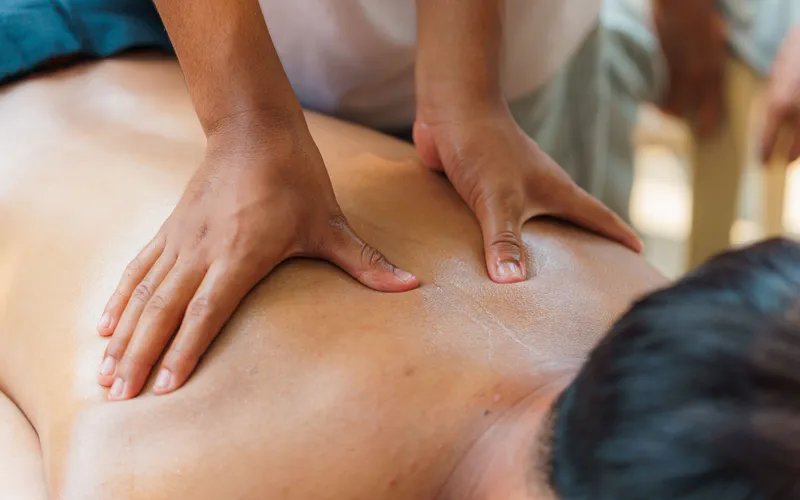 Deep tissue massage op de rug met gerichte druk