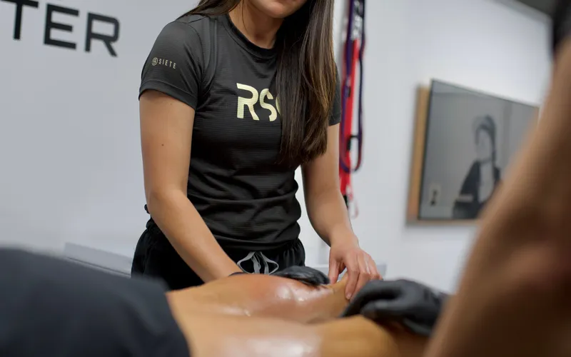 Sportmassage op de benen van een atleet